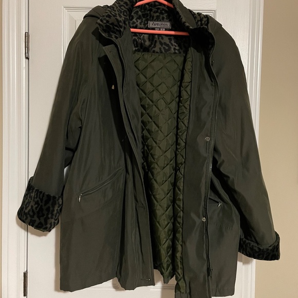 Woman's Fall/winter Jacket - Picture 3 of 7